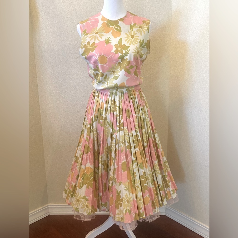 1960s Vintage Avalon Floral Print Dress with Petticoat